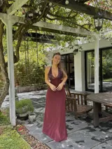 Vestido largo negro con escote en V, cut outs laterales bajo el busto y breteles finos cruzados y atados en la espalda.