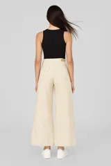 Pantalón jean negro de tiro medio y corte ancho.
