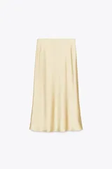 Falda midi color crema de satén, de tiro alto y corte recto.
