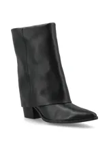 Bota de cuero negro con caña alta y polaina incorporada, taco cuadrado y punta fina. Diseño sofisticado con sutil brillo. Diseñada en Uruguay, fabricada en Brasil.
