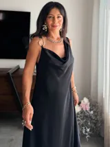 Vestido largo verde manzana de satén, con breteles finos y escote drapeado.