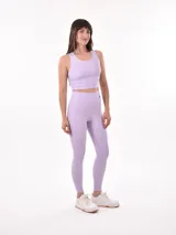 Calza ajustada de color rosado con cintura alta y diseño elástico.