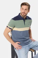 Remera polo de piqué a rayas horizontales en verde, salmón, blanco y azul marino. Tiene cuello clásico, tapeta con dos botones y logo bordado en el pecho.
