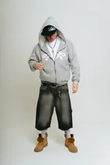 Bermuda de jean negro lavado, corte baggy carpintero, con bordado gótico en la parte trasera, bolsillos grandes, bolsillo lateral y tira carpintera lateral.