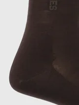 Calcetines negros de vestir con logo de la marca Hush Puppies en el lateral.