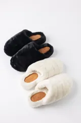 Pantuflas tipo slides forradas en piel sintética color blanco o negro, con base de goma.