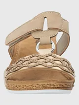 Sandalia beige con plataforma de yute, tira ancha sobre el empeine con diseño calado y ajuste con velcro.