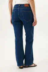 Pantalón de jean negro de corte recto con costuras en color ocre.