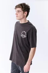 Remera gris oscuro de corte amplio con estampado circular en el pecho que dice 'What we think about we become'.