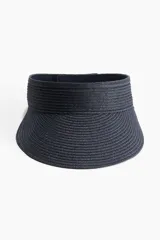 Visera de paja de papel trenzada color negro, con cinta antitranspirante de tela y cierre autoadherente atrás.