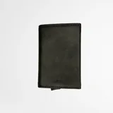 Billetera tarjetero de cuero sintético color verde oliva con tecnología RFID blocking. Tiene capacidad para 8 tarjetas y 6 billetes. Cuenta con un mecanismo deslizante para fácil acceso a las tarjetas.