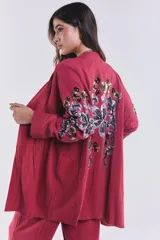 Kimono color ladrillo de lino, con bordado de lentejuelas plateadas, doradas y negras en mangas y espalda.