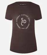 Remera deportiva marrón de microfibra texturizada, con cuello redondo, mangas cortas y estampa frontal con el texto "Sunday Coffee Dept.".