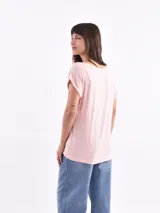Remera rosa de corte recto, con cuello en V y mangas cortas con dobladillo.