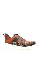 Zapatillas deportivas de cuero color marrón con detalles en animal print y cordones.