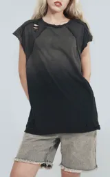 Remera manga corta negra con efecto degradado y roturas en los hombros, de calce oversize.