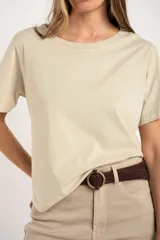 Remera color arena de algodón peinado, corte ajustado y mangas cortas.