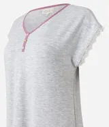 Camisón corto gris melange con escote en V y botones, detalle de encaje en las mangas y bies contrastante en color rosado.