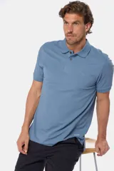 Remera polo azul de piqué liso, con cuello de rib y botones personalizados.