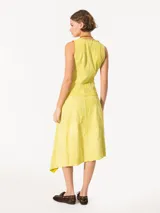 Falda midi color beige de gamuza arrugada, corte irregular y diseño tipo portafolio.