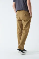 Pantalón cargo color marrón claro, de gabardina, con corte regular, bolsillos laterales y logo bordado.
