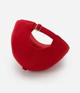 Gorra roja de sarga con visera curva, hebilla ajustable en la parte trasera y bordado frontal con la frase "Nosotros Dos y Un Boteco".