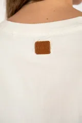 Remera negra de algodón peinado, corte recto y mangas cortas.