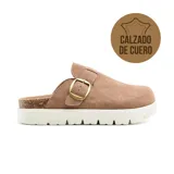 Zueco de cuero color marrón claro con hebilla dorada ajustable, plantilla anatómica y suela de plataforma blanca.