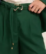 Short de viscosa, lino y poliéster color verde, con cinturón de cuerda doble y hebilla metalizada, trabillas en la cintura y pliegues delanteros.