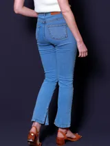 Pantalón de jean celeste de corte recto con tajos en los tobillos.