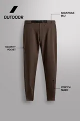 Pantalón de hombre color beige/caqui, de corte regular fit, confeccionado en tejido técnico compacto con elasticidad. Presenta cintura ajustable con cinturón a contraste, bolsillos frontales, bolsillo trasero con cierre de cremallera oculta y bolsillo cargo con cierre de cremallera oculta en la pernera.