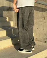 Pantalón jean baggy color gris (negro gastado) con corte mega baggy.