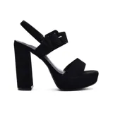 Sandalias negras de plataforma con taco ancho, tira ancha sobre los dedos y pulsera con hebilla al tobillo.