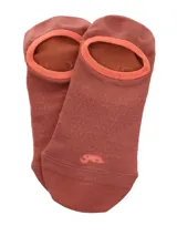 Calcetines invisibles color ladrillo con borde superior naranja.