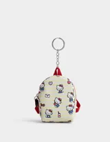 Llavero con forma de mini mochila con estampado de Hello Kitty sobre fondo a rayas amarillas y blancas. Tiene cierre rojo, tiras rojas y cadena metálica con aro para colgar.