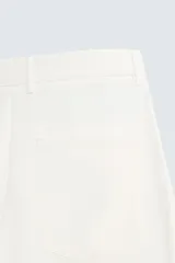 Pantalón negro de algodón con corte relajado y pierna ancha (flare fit). Presenta cierre frontal con botón y cremallera, bolsillos delanteros y bolsillos traseros de plastrón.