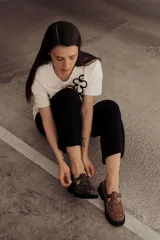 Zuecos de cuero con estampado snake, hebilla lateral metálica, puntera cuadrada y base robusta.