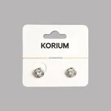 Aros plateados con forma de flor con incrustaciones de strass.