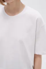 Remera de algodón color negro, corte holgado y mangas cortas.