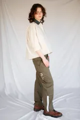 Camisa de algodón a cuadros beige y blanco con cuello tartán verde, manga larga y corte oversize boxy.