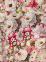 Bufanda rectangular de tela estampada con flores en tonos rosa y blanco, con flecos pequeños en los extremos.