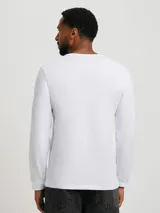 Remera manga larga azul de corte recto.