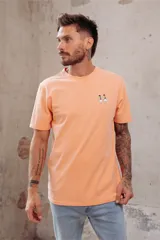 Remera gris con cuello redondo y mangas cortas. Estampado pequeño de dos patos en el pecho.