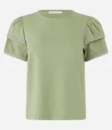 Blusa color verde oliva de mangas cortas con detalle de ganchillo en las mangas.