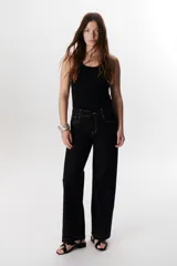 Musculosa blanca con breteles finos y detalle metálico en uno de los breteles.