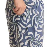 Boardshort Roark Chiller de 17 pulgadas, color azul con estampado de espirales en gris claro y detalles en verde. Confeccionado con cáñamo y tejido reciclado Repreve, cuenta con elasticidad en 4 direcciones, cordón ajustable y costuras planas reforzadas.