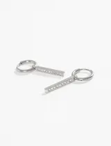Aros de acero quirúrgico plateados con dije de strass que aporta brillo.