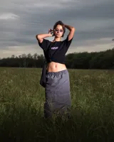 Remera negra de algodón con estampado frontal con la palabra 'retrofish' en color lila.