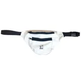 Riñonera blanca con dos bolsillos con cierre negro y correa ajustable negra.