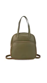 Mochila color marrón con doble asa de mano y correas traseras regulables. Presenta un bolsillo frontal con cierre y compartimento interno para iPad.